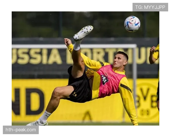 多特防线不稳问题凸显,球队稳定性面临考验,对争冠形势产生影响 多特防线不稳问题凸显,球队稳定性面临考验,对争冠形势产生影响