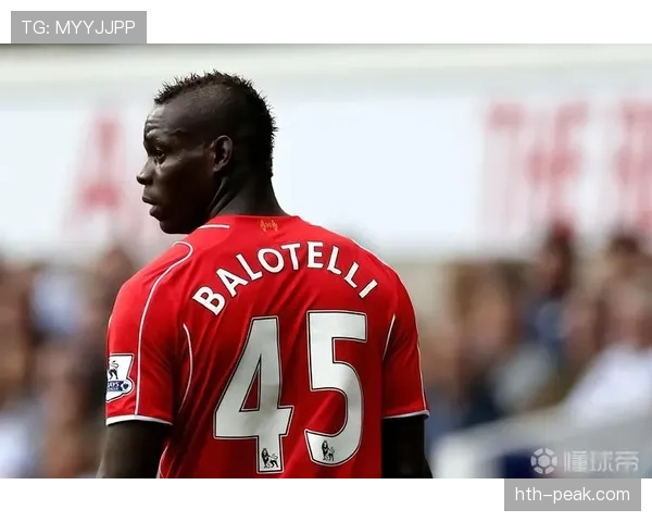 马里奥·巴洛特利戴着闪表拎外卖袋，豪车和泡面同框我真笑岔气